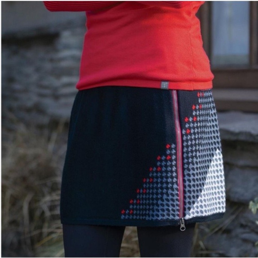 Title Nine 100% Merino‎ Wool Mini Skirt Black Red Zipper Front Outdoor Gorpcore
